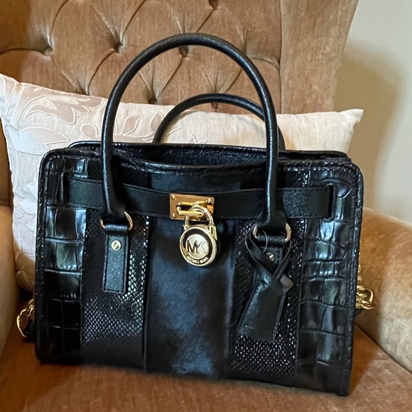 🎉HP🎉..Michael Kors  Leather Medium Tote - Picture 2 of 9